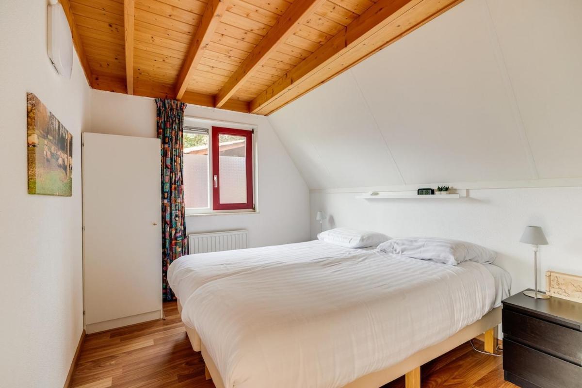 Kleine Zanglijster I Prachtig Huisje Nabij Bosrand Zwiggelte Buitenkant foto